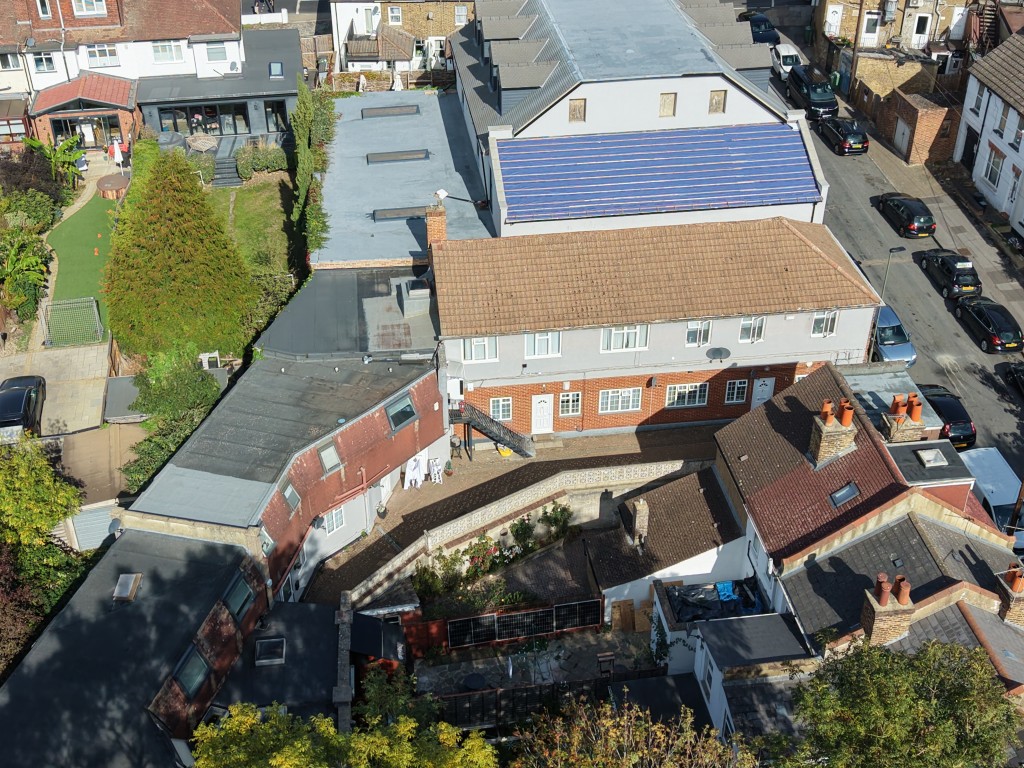 Lot: 155 - SUBSTANTIAL GATED FREEHOLD RESIDENTIAL INVESTMENT COMPRISING 14 FLATS - Drone image from south